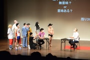 選挙について討論する一同。