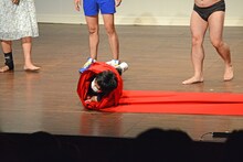 エンディング中に突如、レッドカーペットにくるまり転げ回るオジンオズボーン篠宮。「城本クリニック」のCMを意識しているという。