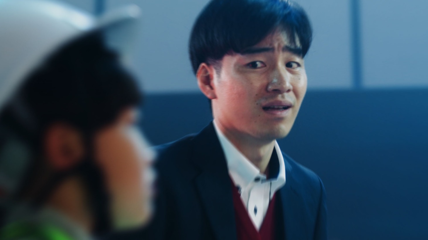 ゴジさんの言葉を間違うことなく復唱する子供たちに驚く先生（ジャルジャル後藤）。