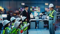 ジャルジャルが出演するWeb CM「ドコモの社会科見学」編より。