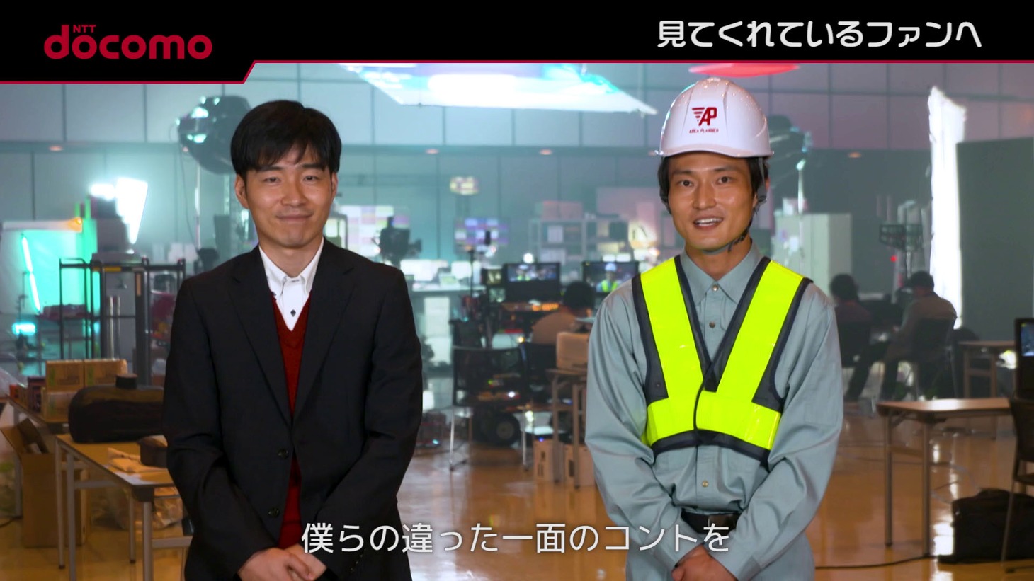 インタビューに答えるジャルジャル。