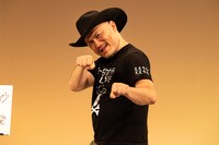 ハリウッドザコシショウ。写真は「ハリウッドザコシショウのミニ単独ライブシリーズ SEASON（12）」初日公演のリハーサル内で撮影したもの。