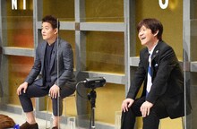 ネタを鑑賞するスピードワゴン井戸田（左）と内村光良（右）。