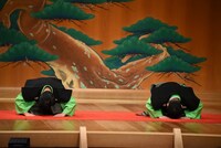 深々と頭を下げるすゑひろがりず。