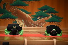 深々と頭を下げるすゑひろがりず。