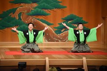 8月8日に東京・観世能楽堂で行われた「すゑひろがりず結成拾周年全国行脚～諸国漫遊記～」千秋楽の様子。