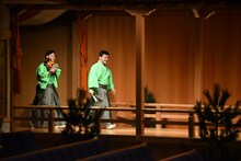 橋掛かりを通って登場するすゑひろがりず。