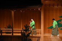 橋掛かりを通って退場するすゑひろがりず。