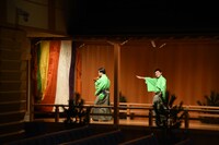 橋掛かりを通って退場するすゑひろがりず。