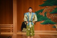 狂言に挑戦するすゑひろがりず三島。
