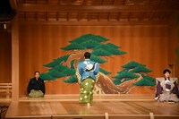 狂言の演目「口真似」を野村太一郎と共に披露するすゑひろがりず。