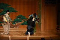 野村太一郎に着衣の乱れを直してもらうすゑひろがりず三島。