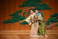 写真撮影タイムに「口真似」の名シーンを再現してみせるすゑひろがりず。