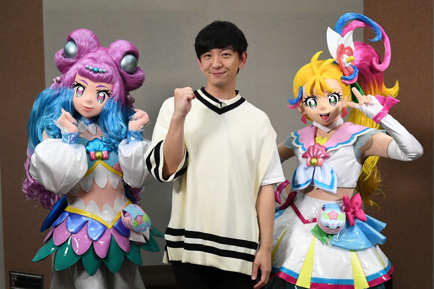 パンサー向井とキュアラメール（左）、キュアサマー（右）。