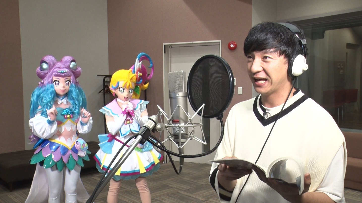 キュアサマーとキュアラメールの2人に見守られながらアフレコに臨むパンサー向井。