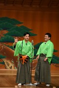 観世能楽堂で漫才を披露するすゑひろがりず。