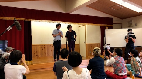 「笑けずり」の公民館でネタを披露するぺこぱ。