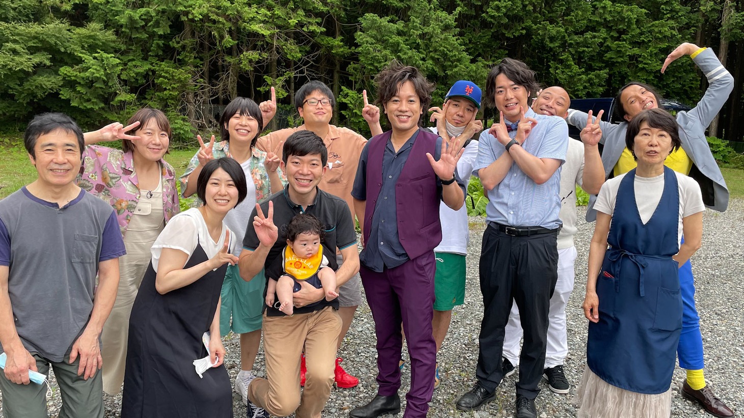 ぺこぱ、Aマッソ、トム・ブラウン、ザ・パーフェクトと「笑けずり」ペンションのオーナー夫妻ら。