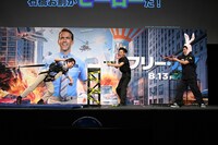 劇中さながらのアクションシーンに挑戦する四千頭身・石橋。