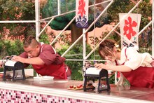 出川哲朗と岡田結実。(c)フジテレビ