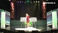 紙吹雪が舞う中、渾身の「なんそれ！」を放つZAZY。