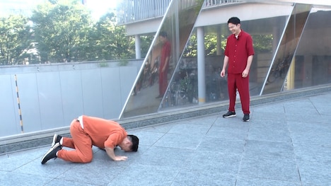 かまいたち山内（左）が濱家（右）に土下座するワンシーン。(c)テレビ朝日