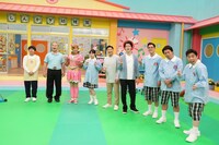 ガレッジセール・ゴリ扮するゴリエ（左から3人目）を迎えた「新しいカギ」出演者たち。(c)フジテレビ