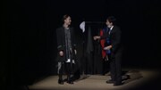 着替えを促す藤崎マーケット・トキ(右)。