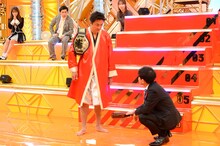 原田龍二のスネの強さを浜田雅功が確かめるワンシーン。(c)ABCテレビ