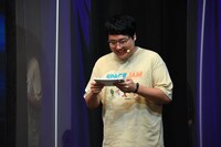 司会進行を務めるマヂカルラブリー村上。