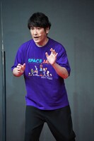 ピボットしながら「スペース・プレイヤーズ」の物語の魅力をプレゼンするココリコ田中。