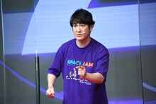 「スペース・プレイヤーズ」の物語の魅力をプレゼンするココリコ田中。