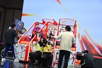 ずるしないように注意するマヂカルラブリー村上（右）。