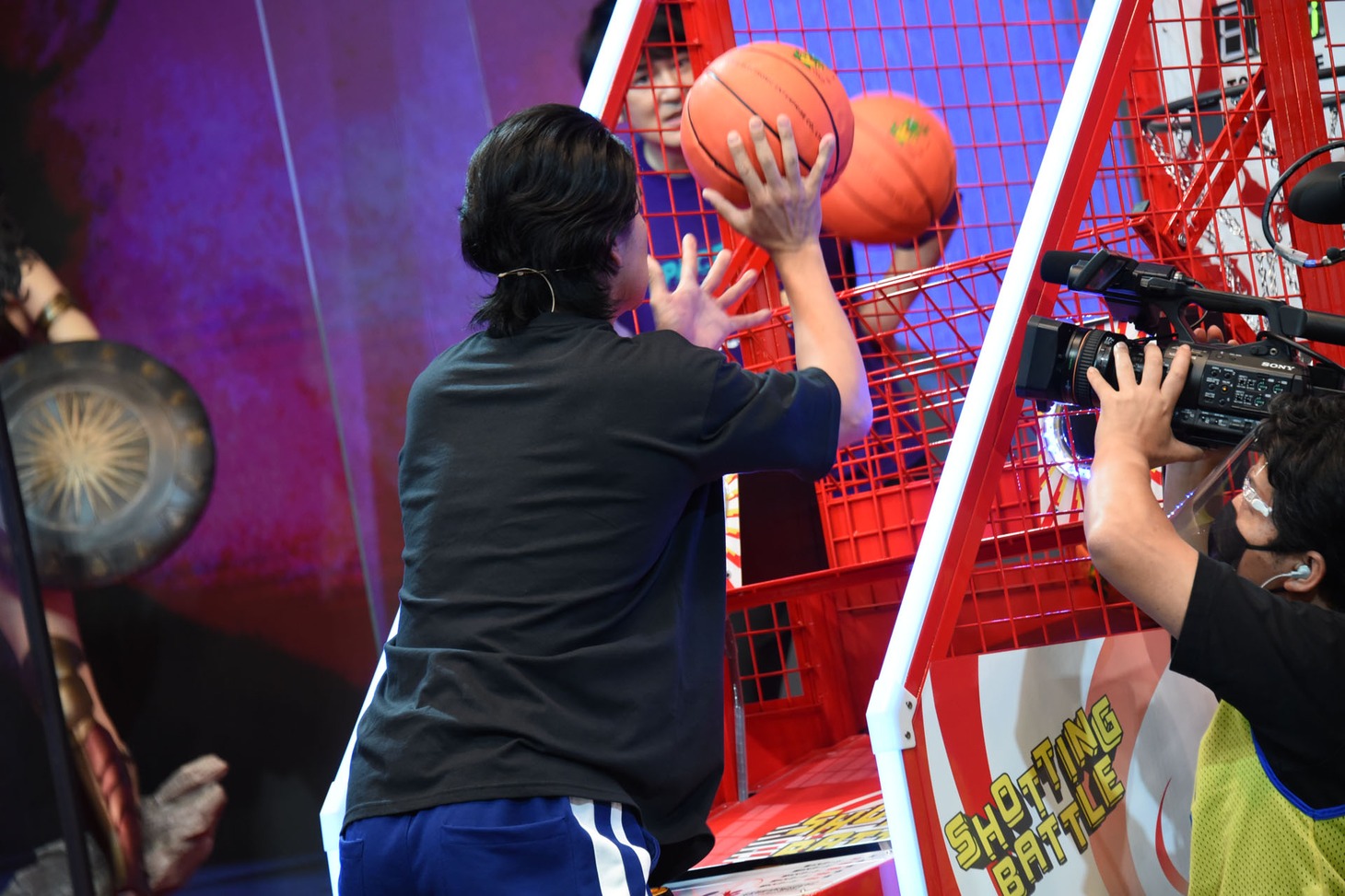 シューティングゲーム対決に挑む野田クリスタル。