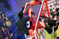 スケットボールのシューティングゲームに挑戦するマヂカルラブリー・野田クリスタル。