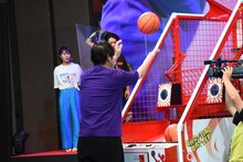 スケットボールのシューティングゲームに挑戦するココリコ田中。