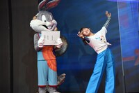 左からバッグス・バニー、村上佳菜子。