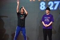 フォトセッション時、バスケについて話す野田クリスタル（左）とココリコ田中（右）。