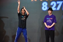 フォトセッション時、バスケについて話す野田クリスタル（左）とココリコ田中（右）。