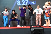 テレビカメラに動き付きでアピールする一同。