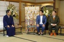 左から月亭八方、ミルクボーイ。(c)読売テレビ