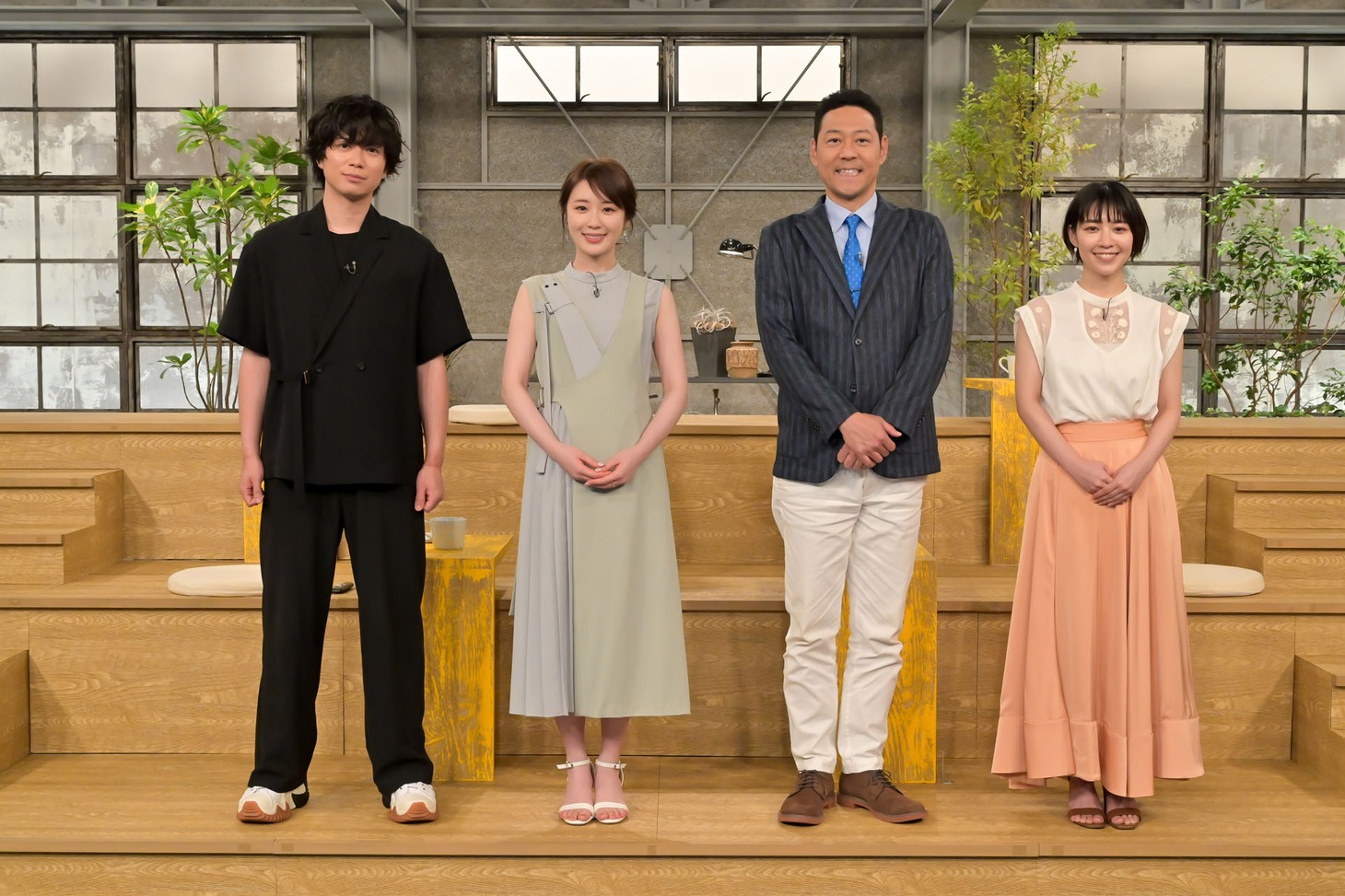 左から加藤シゲアキ、吉谷彩子、東野幸治、高山一実。(c)NHK