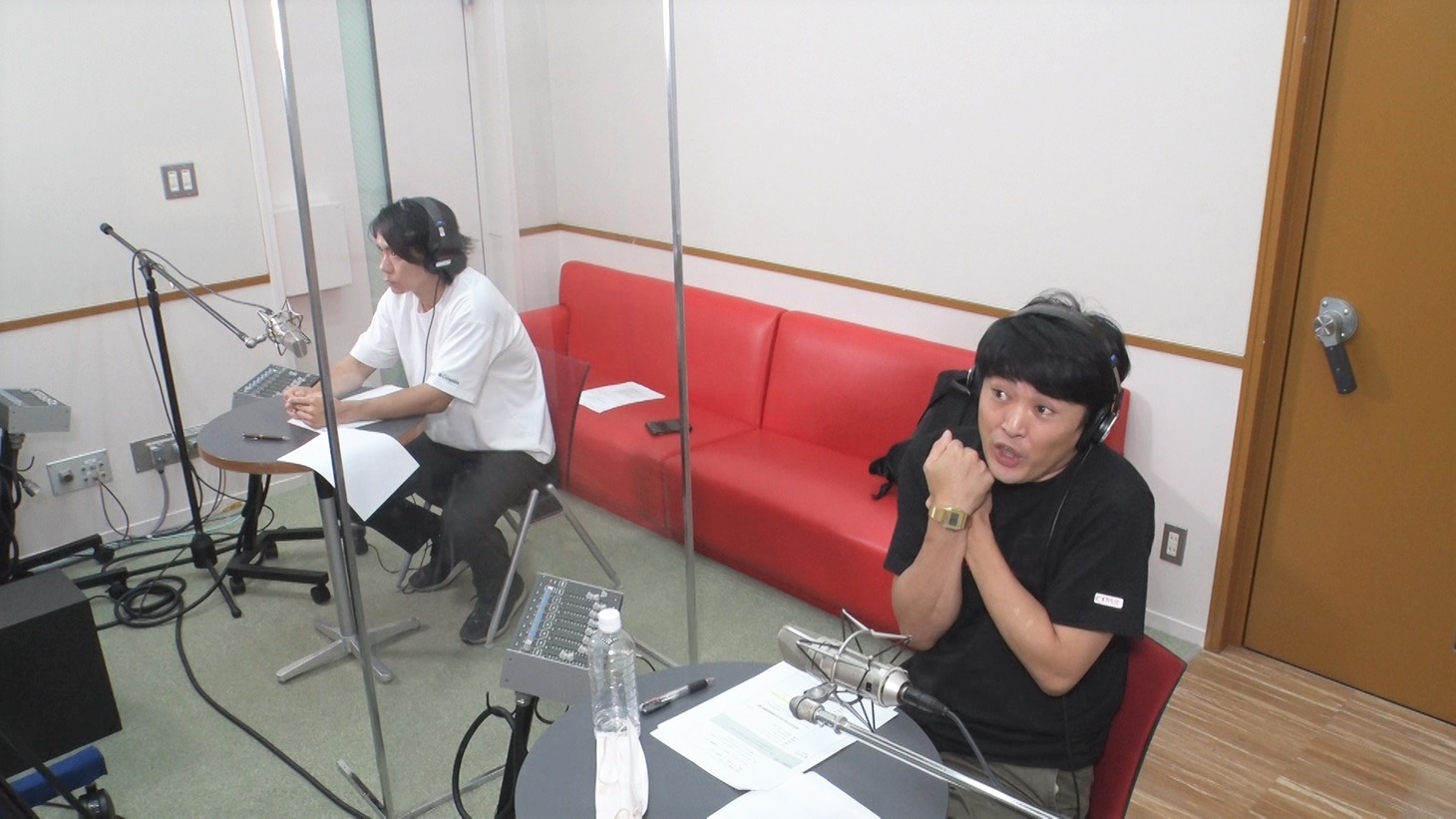 ナレーション収録の様子。(c)フジテレビ