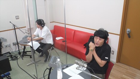 ナレーション収録の様子。(c)フジテレビ