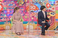 指原莉乃と蛍原徹。(c)テレビ朝日