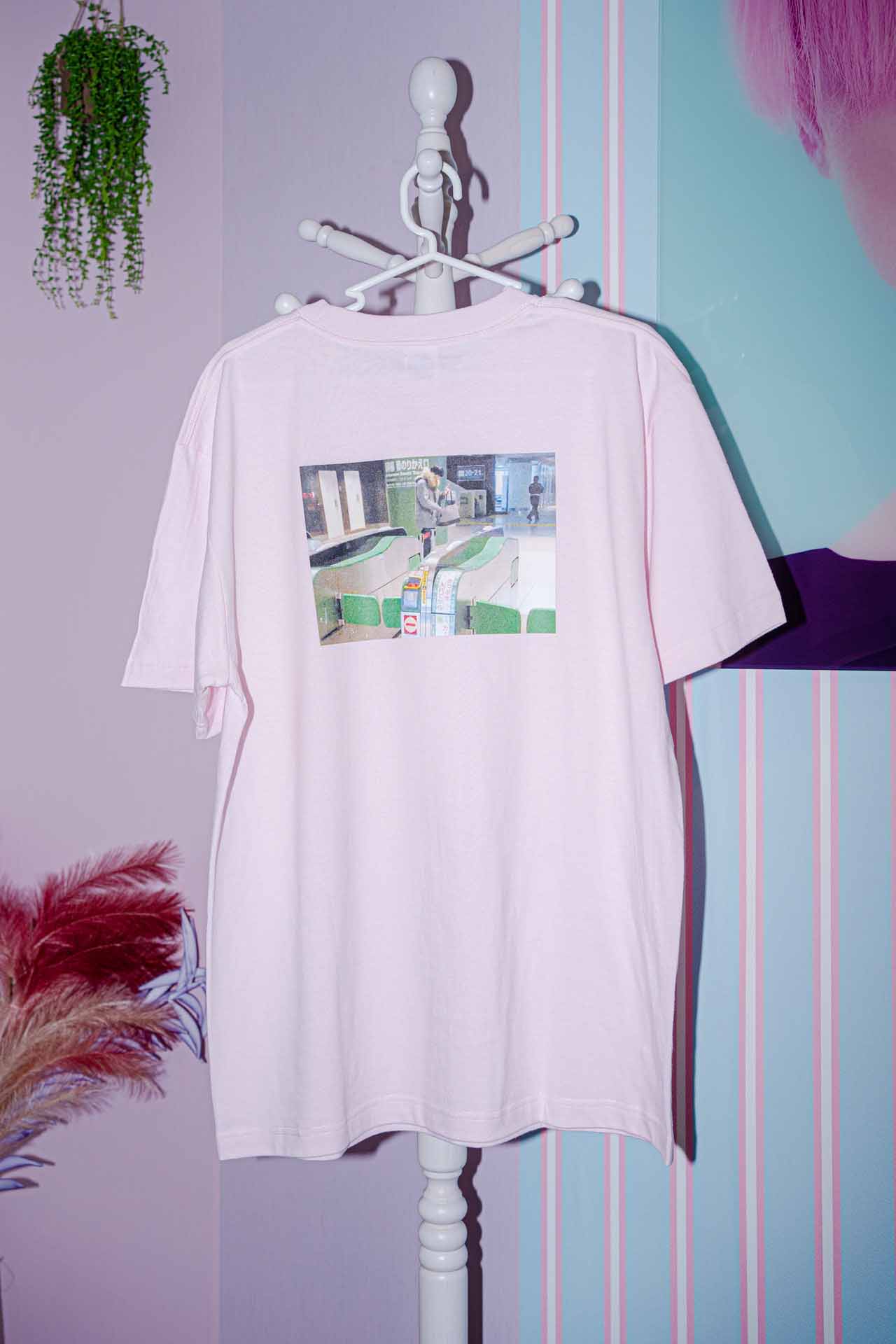 「KIPPU de TROUBLE」Tシャツ（ライトピンク）