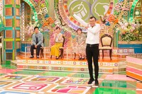 「俳句の才能査定ランキング」に挑戦するジョイマン高木（手前）。