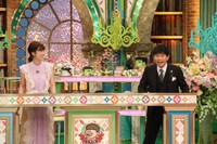 玉巻映美アナウンサーとMCのダウンタウン浜田（右）。