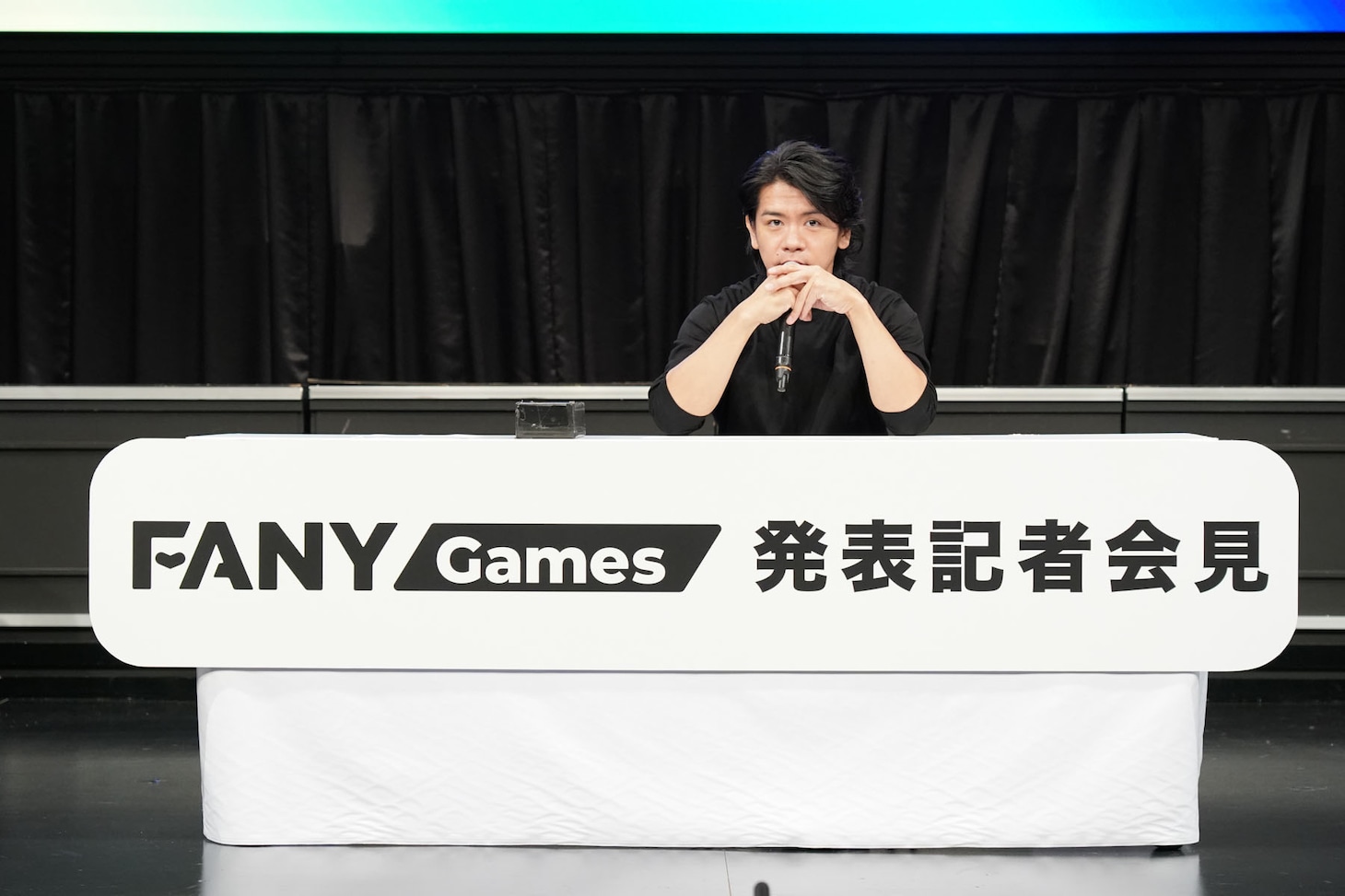 着席した野田クリスタル。