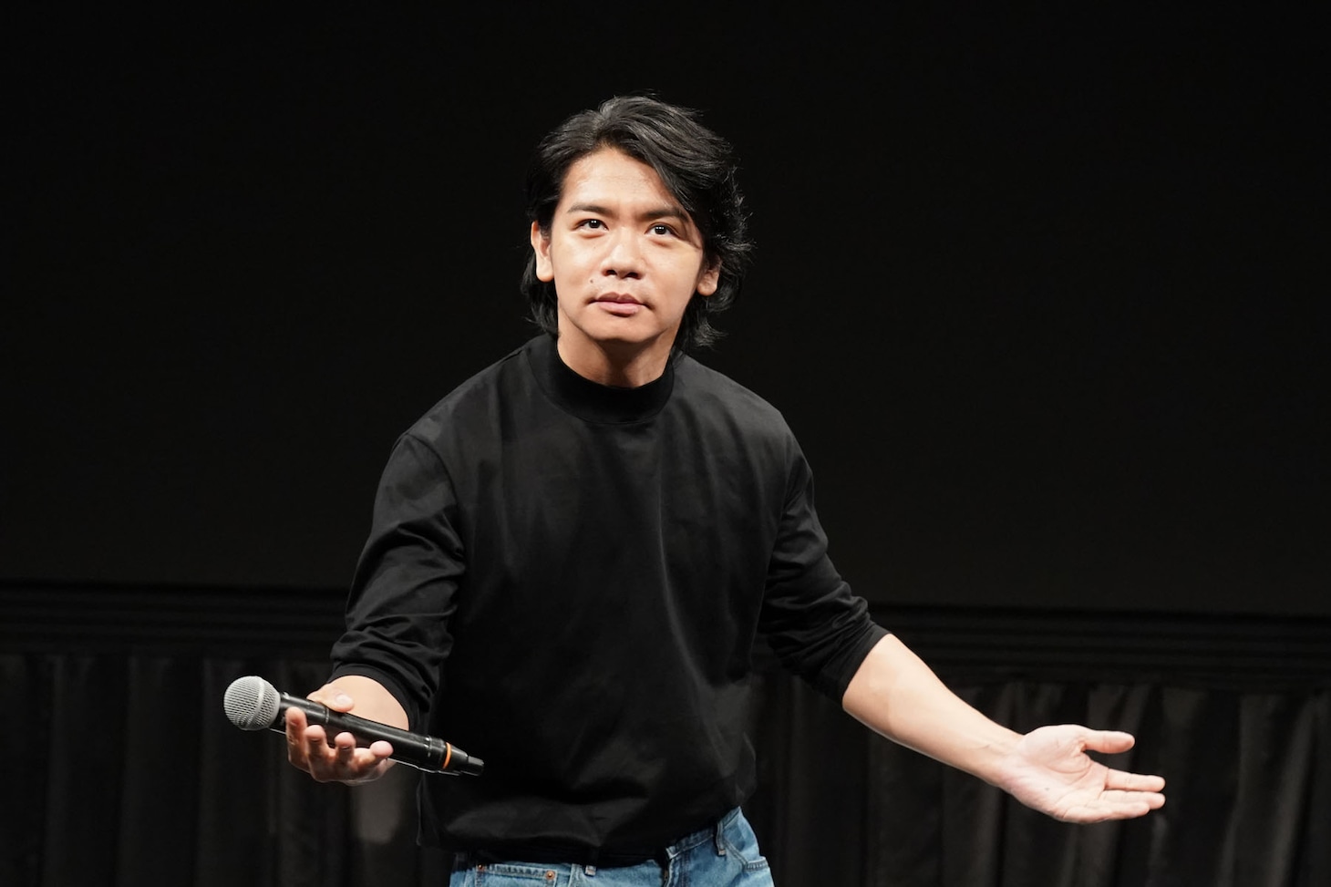 FANY GAMESの会見で事業内容を説明する雰囲気を出すマヂカルラブリー・野田クリスタル。
